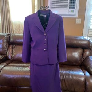 TAHARI ARUTHUR S. LEVINE BLAZER AND SKIRT